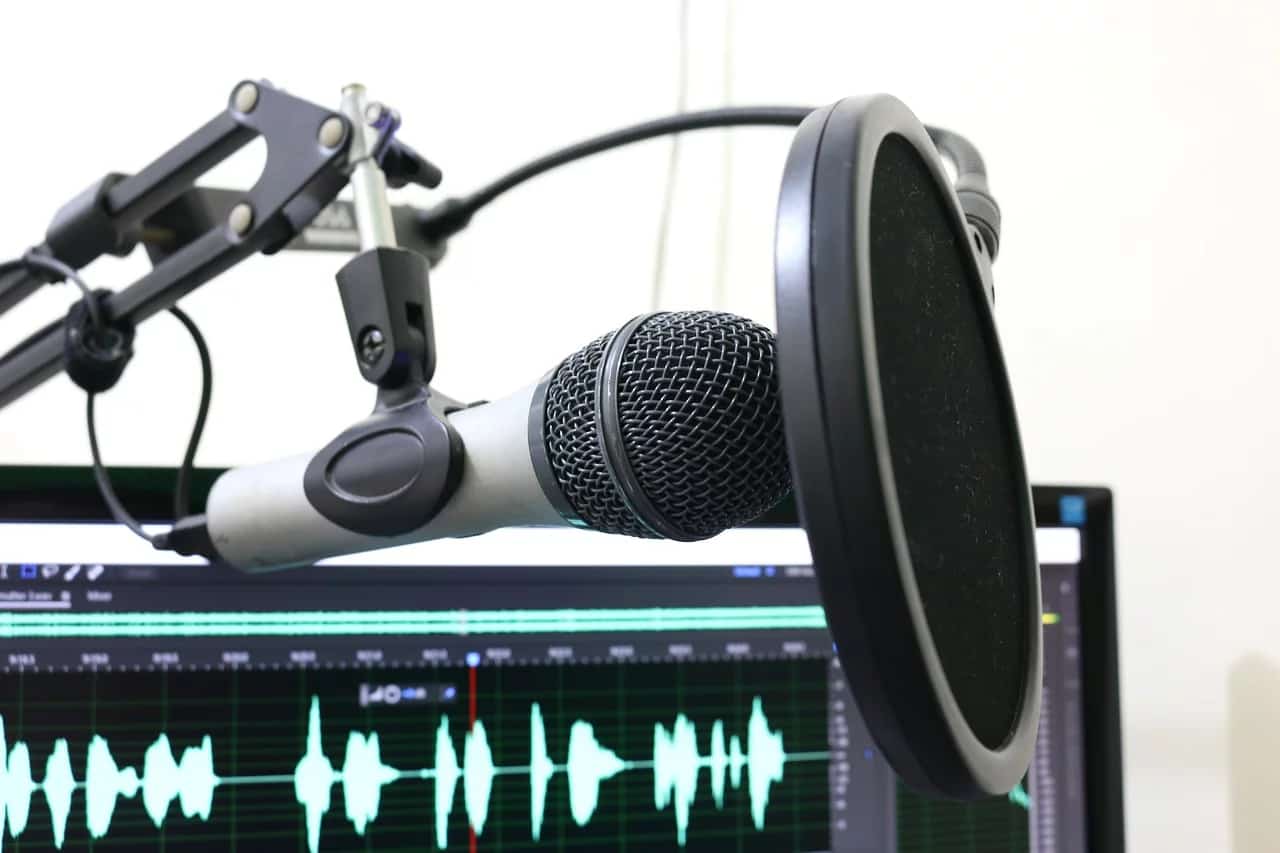 record-podcast-microphone